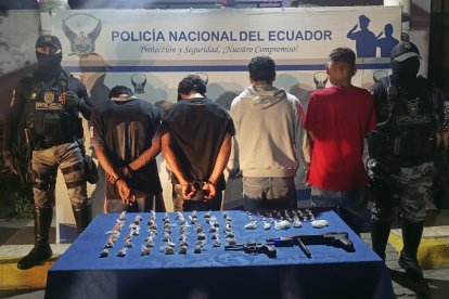 Los sospechosos tenían en su poder sustancias y armas.