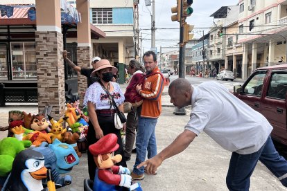 La calle 6 de Marzo se llena de compradores que indagan por los ‘Viejos’ de fin de año.