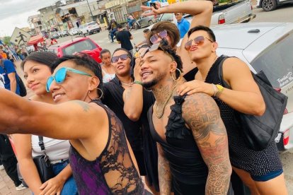 El 31 de diciembre de 2024, Michael (c) ya se vistió de viuda, en Pasaje.