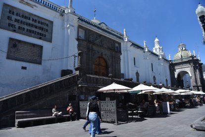 Comerciantes con décadas de historia en los bajos de la Catedral Metropolitana de Quito enfrentan el fin de sus contratos de arriendo.