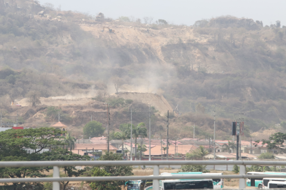 En algunos cerros de La Aurora se ve a maquinaria trabajando para ampliar la construcción de viviendas.