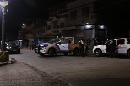 Escena del crimen en el bloque 4 de Flor de Bastión, donde dos personas fueron asesinadas y una resultó herida durante un ataque armado.