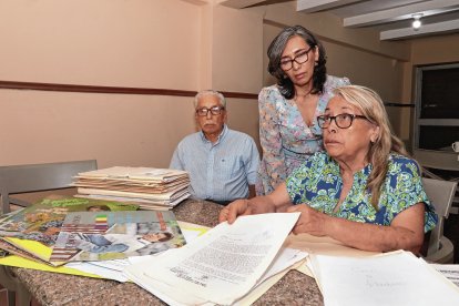 La pareja de adultos mayores tiene cientos de documentos y comprobantes de pago que datan de hace más de 25 años.