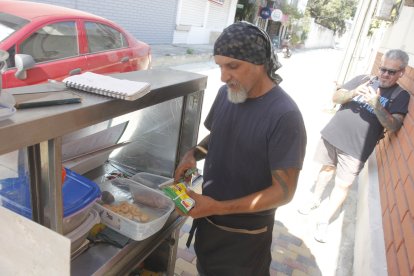 Andrés mantiene todos sus ingredientes en diferentes contenedores, para evitar que los camarones y el pescado se mezclen.