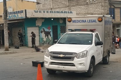 Agentes de la Policía Nacional acudieron al sitio para recabar indicios y retirar el cadáver.