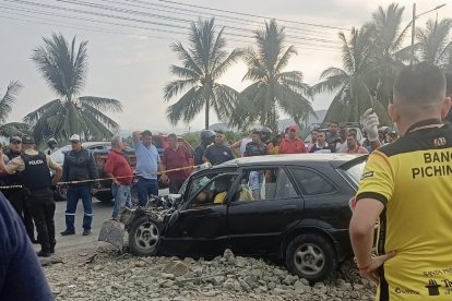 Tres ocupantes del automóvil fallecieron y dos niños resultaron heridos, en Rocafuerte, Manabí