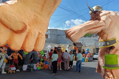 Monigotes gigantes de hasta cinco metros se exhiben en la calle Pedro Carbo, en el barrio La Merced, y se han convertido en un atractivo del fin de año.