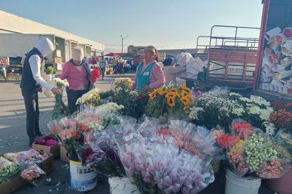 Desde la madrugada. Más de 100 vendedores ofertan rosas desde USD 1,75 en el Mercado América desde el lunes 29 de diciembre.
