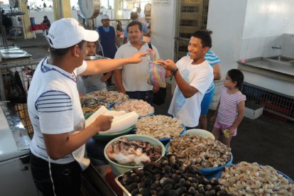 El mercado de la Caraguay es el mayor mercado de mariscos de Guayaquil.