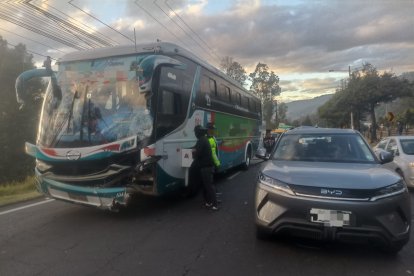 Dos accidentes de tránsito complican la movilidad en Quito.