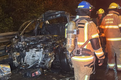 El carro quedó severamente afectado por el fuego. Restos del auto continuaban en el sitio este miércoles.