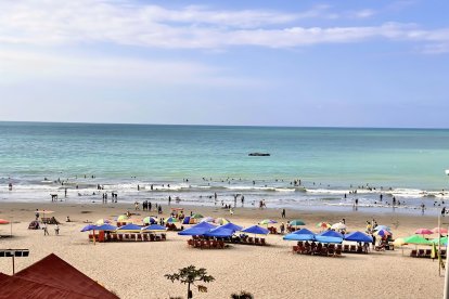 Turistas disfrutan del sol, el mar y la alegría en las playas de Esmeraldas este 31 de diciembre de 2025, a las puertas del feriado de fin de año.