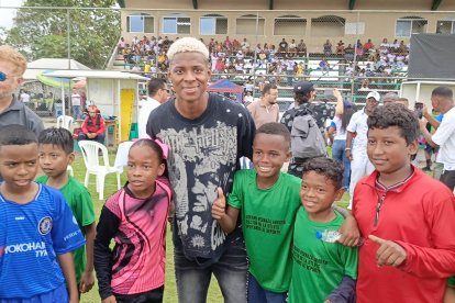 Nilson Angulo, rodeado de niños y jóvenes en el estadio Pascual Mina, comparte alegría y esperanza con quienes hoy sueñan donde él comenzó.