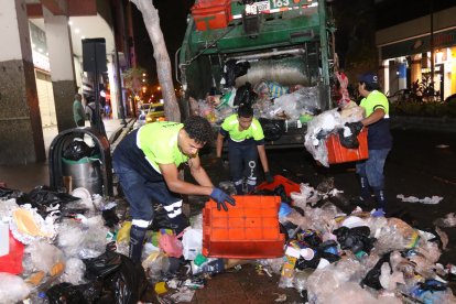 Los recolectores recorren la urbe por sectores. En algunos se recoge la basura dos veces al día.