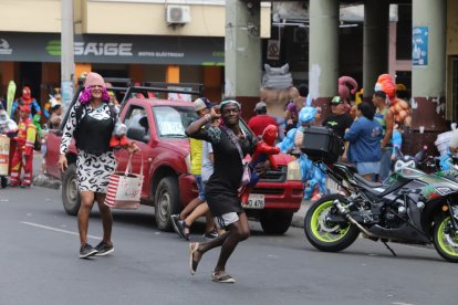 Las 'viudas' se pasean por la 6 de Marzo, en Guayaquil.