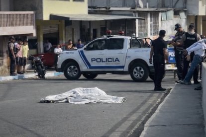 Un hombre que estaba vestido de las tradicionales viudas fue asesinado en el barrio Miraflores, de Manta