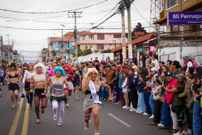 Las carreras de viudas en tacos se repitió en los barrios de Ambato hasta la noche del  31 de diciembre.