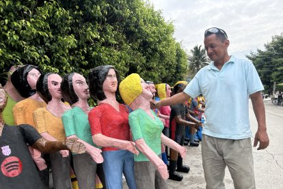 Roberto Salazar observa los últimos monigotes que confeccionó su papá, en 2022.