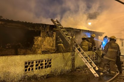 Personal del Cuerpo de Bomberos de Guayaquil atendiendo una alerta en la Pradera 1.