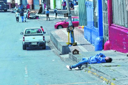 Algunos ciudadanos amanecieron sobre las veredas.