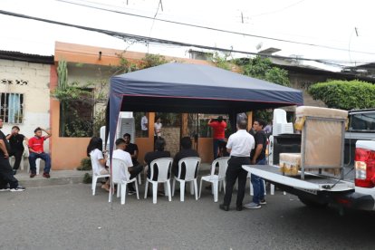 Familiares y amigos despiden a Víctor Hugo Estrada durante su velorio.