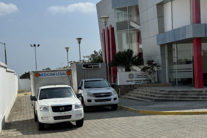 Los cuerpos fueron trasladados al Centro Forense de Manta para la autopsia de ley.
