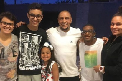 Roberto Carlos con 4 de sus 11 hijos. Solo en el primer compromiso, el exjugador tuvo tres descendencias. Siguieron 6 mujeres.