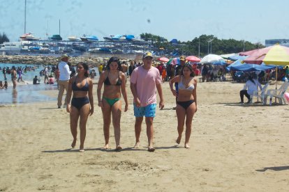 Los turistas disfrutan del playas de la península en el segundo día del feriado