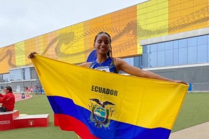 Nicole Cañola hondeó la bandera de Ecuador tras ganar el bronce en los Juegos Bolivarianos 2025.