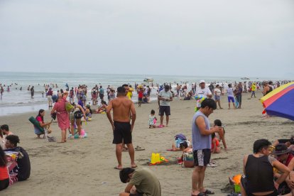 Playa a reventar: miles de turistas disfrutan del sol y el mar en Atacames durante el feriado de Año Nuevo.