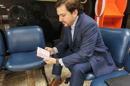 Ricardo Rivera mientras observa los reportes realizados en Polivoz.