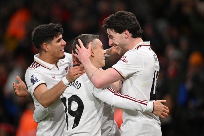 Piero Hincapié (i) junto a a Declan Rice (d) en la celebración de su gol con Arsenal.