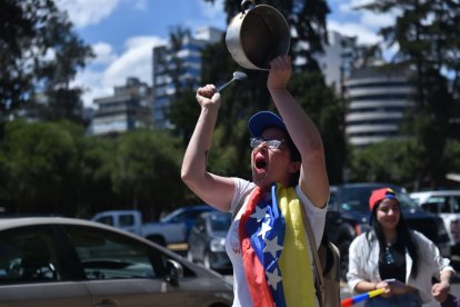 Ciudadanos venezolanos se congregaron en la Cruz del Papa, en La Carolina.