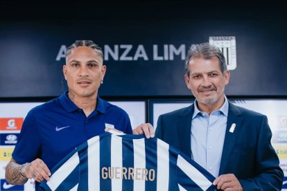 El jugador peruano Paolo Guerrero, tras firmar su renovación con Alianza.