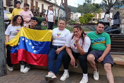 Migrantes venezolanos celebran caída de Nicolás Maduro.