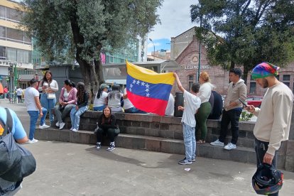 DESDE EL MEDIODIA DEL SÁBADO UN GRUPO DE VENEZOLANOS EMPEZÓ A CONCENTRARSE EN EL PARQUE CEVALLOS PARA CELEBRAR LA CAPTURA DE NICOLAS MADURO.