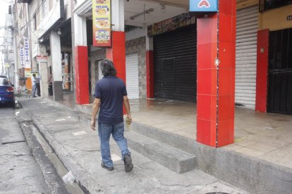 En esta zona se produjo el ataque. En pilares de locales quedaron orificios de balas.