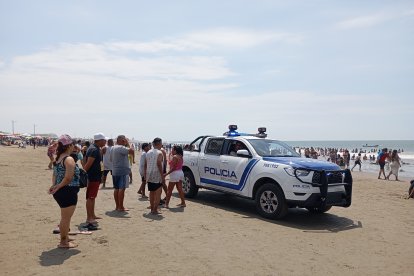 La Policía patrulló sobre la arena en Playas.