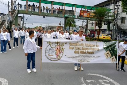 El Comité de Priostes de los Tres Reyes Magos del Niño Jesús desfila con devoción durante el pregón que dio inicio a las fiestas de los Reyes Magos 2026.
