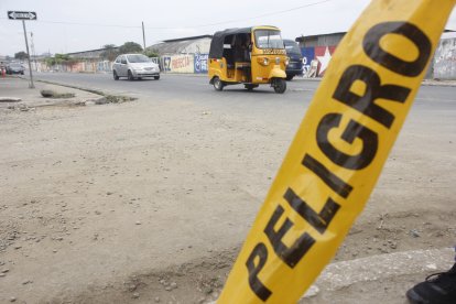 En el sitio del crimen, horas después aún quedaba parte de la cinta utilizada para impedir el paso a la escena del crimen.