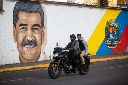 En Caracas, los murales de Nicolás Maduro siguen intactos.