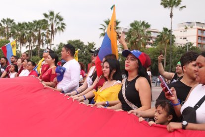 Venezolanos se concentran en el centro cívico de Guayaquil.