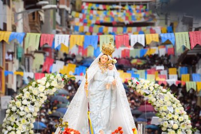 Durante la caminata, los fieles arrojaron pétalos de rosas a la imagen de Nuestra Señora de la Nube.