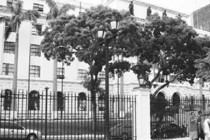 Cerca del Palacio de Miraflores se escucharon varias detonaciones.