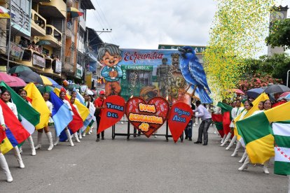 Estudiantes y bandas de gala se lucieron con cada paso y cada tonada durante el desfile por los 42 años de cantonización de Echeandía.