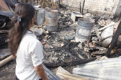 Incendio dejó sin vivienda ni mascotas a familia en Monte Sinaí.