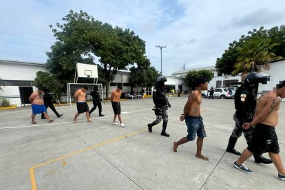 La Policia Nacional presentó a cinco aprehendidos en la UVC de Manta, este martes 6 de enero