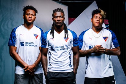 Michael Estrada (I), Ricardo Adé (C) y Richard Mina (D) modelan la nueva equipación traída por puma para pelear todos los frentes del 2026.
