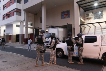 Personal militar cerró la calle para realizar el allanamiento a la bodega clandestina.