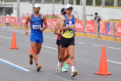 Jordy Jiménez (d), ante la ausencia del campeón olímpico Daniel Pintado, fue oro en los Juegos Bolivarianos 2025.